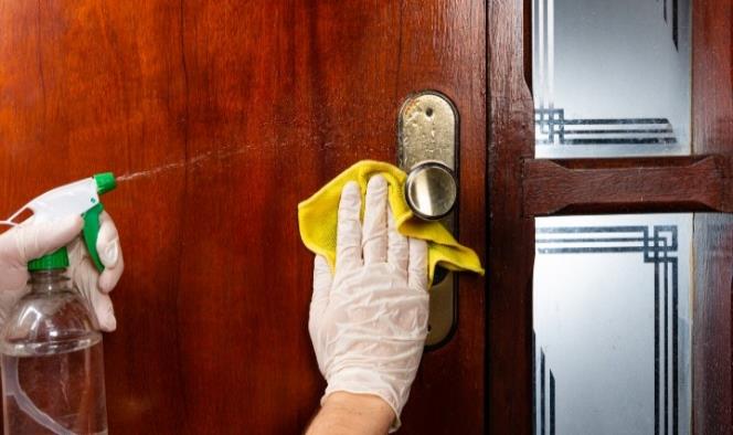 Aprende a desinfectar las puertas de la casa