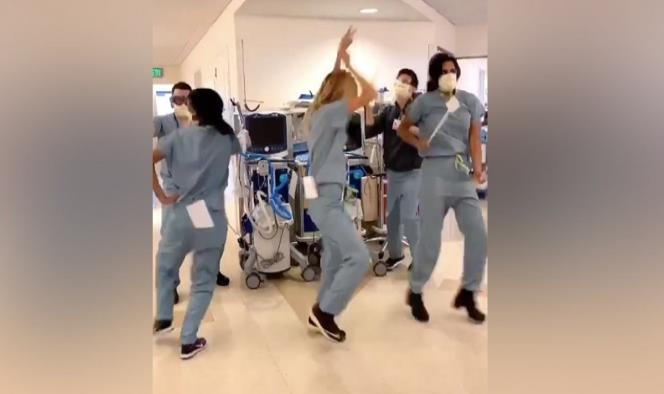 Médicos celebran con bailes cada que un paciente se cura de coronavirus