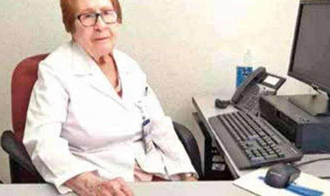 Doctora de 81 años se niega a dejar la trinchera ante el Covid