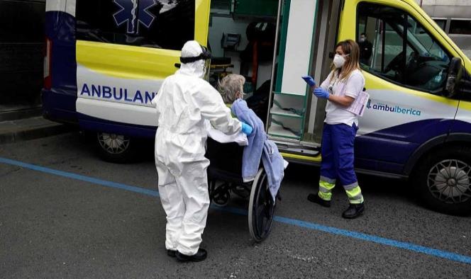 En España las muertes diarias por coronavirus bajan de 400