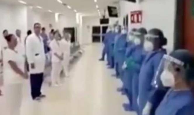 Personal médico entona himno nacional antes de iniciar su turno