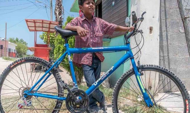 Iker, el niño que hace mandados recibirá tablet y bicicleta