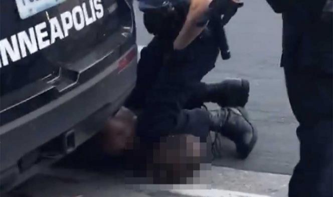 Policía de EU aplasta del cuello a afroamericano y lo mata