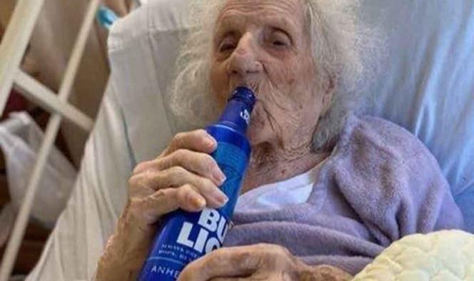 Abuelita de 103 años vence al coronavirus; celebra con cerveza fría