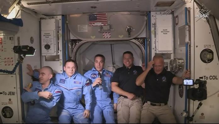 Así dan bienvenida a astronautas en la estación espacial