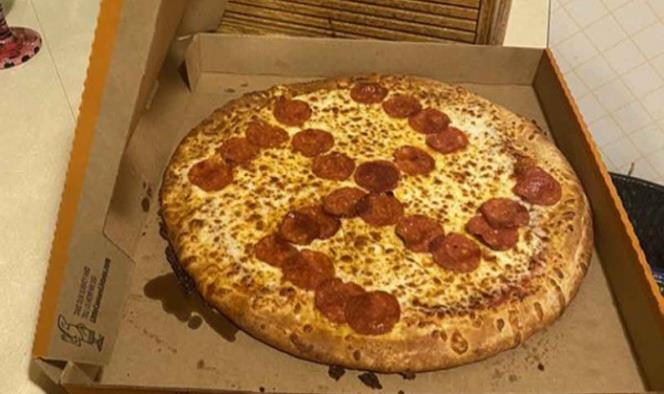 Pareja recibe pizza con símbolo nazi hecho de pepperoni