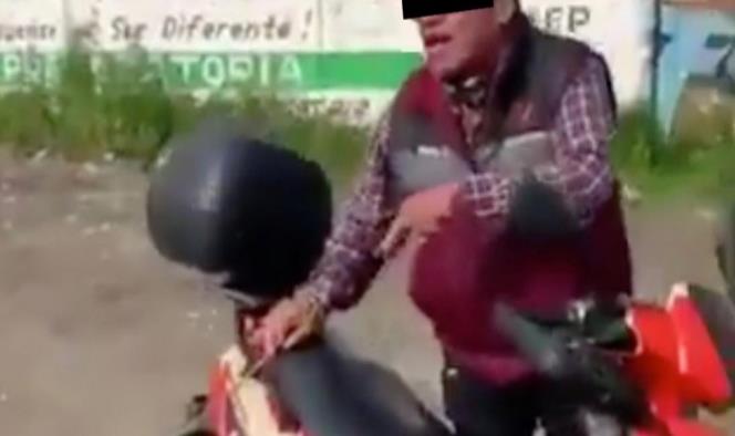 Arrastra a perrito con una moto, dice que tiene rabia