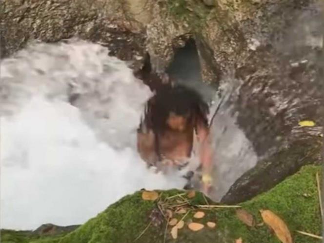 Turistas saltan por cascada y desaparecen; así grabaron el momento