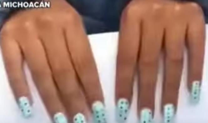 ¡Tramposas! Cachan a jóvenes con acordeón en las uñas