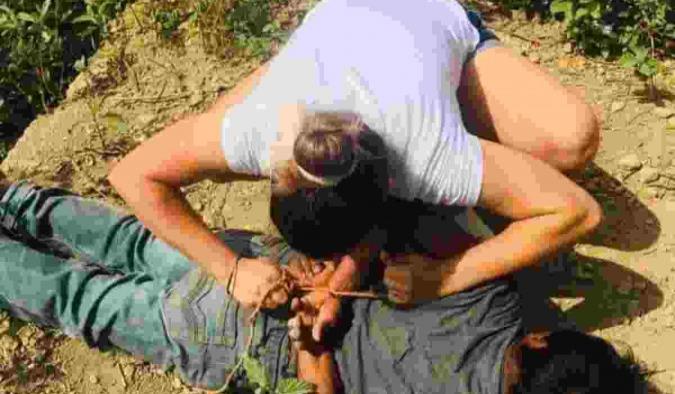 Mujer somete a violador de menores; lo ata con una cuerda