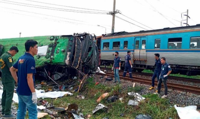 Choque entre autobús y tren deja 18 muertos en Tailandia