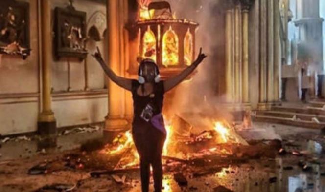 Joven publica foto en redes y celebra incendio en iglesia