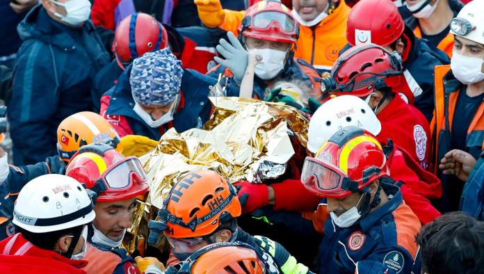 Rescatan a 2 niños con vida sepultados tras sismo en Turquía