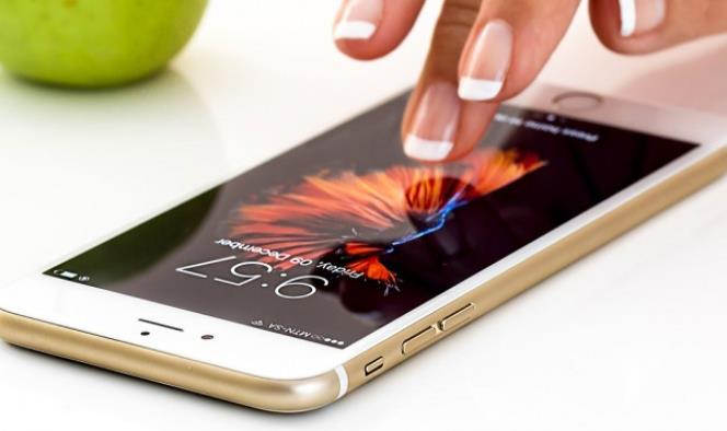 Apple lanza cargador inalámbrico para cargar iPhone y Apple Watch