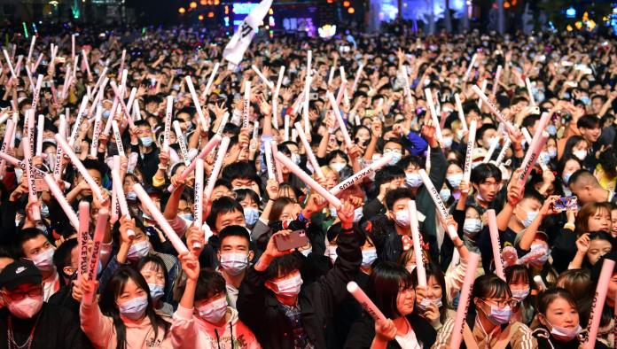 Wuhan, cuna del COVID, celebra fiesta masiva de Halloween