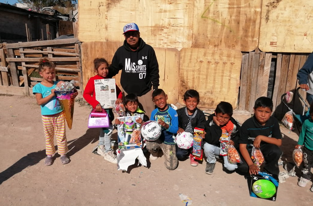 Adelantan Navidad a niños de bajos recursos