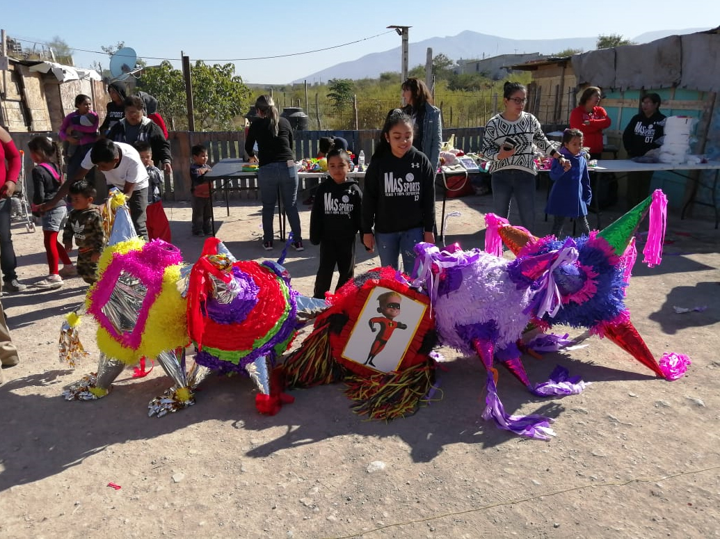 Adelantan Navidad a niños de bajos recursos