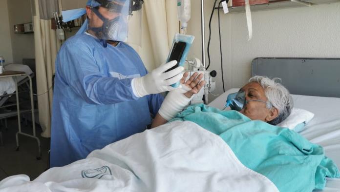 Con su canto, paciente alegra el “piso de la esperanza” del HGZ No. 7, en Monclova