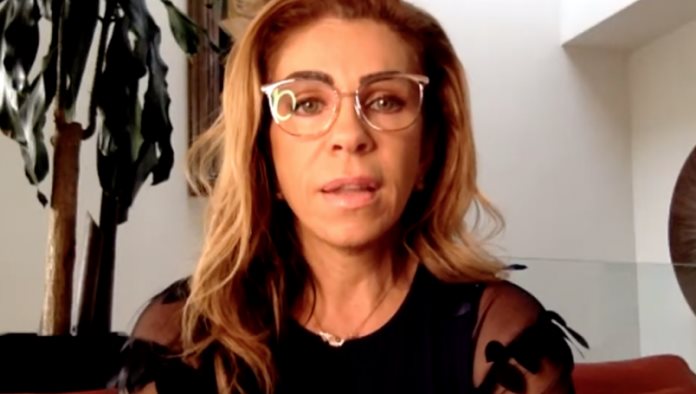 VIDEO: Rocío Sánchez Azuara se entera de la muerte de su mamá en entrevista