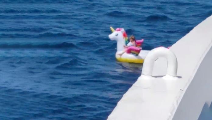 Rescata a una niña de 4 años en un flotador de unicornio luego de que la corriente del mar la alejara