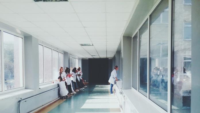VIDEOS: Dos enfermeras se pelean en un hospital y acaban en el piso