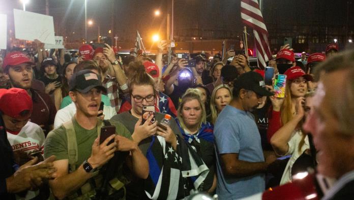 Despliegue policial en una oficina electoral de Arizona por una protesta de seguidores de Trump