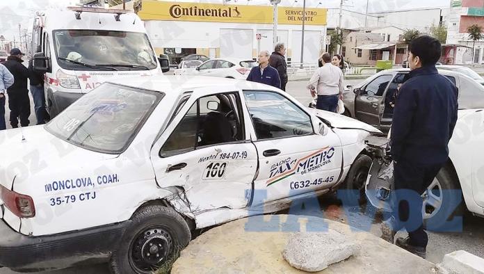 Embiste a taxi al pasarse el rojo