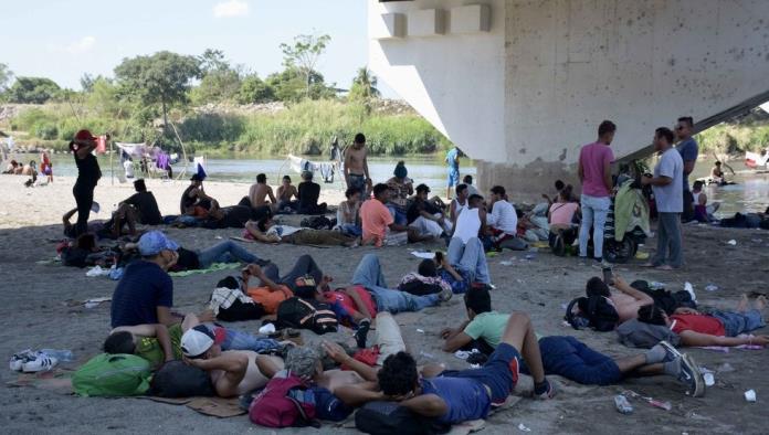 Caravana de 2 mil 500 migrantes intenta ingresar a México; amagan con huelga de hambre si no los dejan pasar