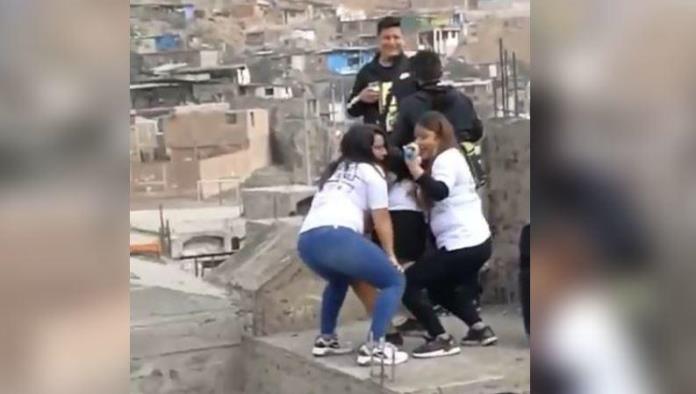 Jóvenes bailan reggaetón sobre la tumba de su amiga