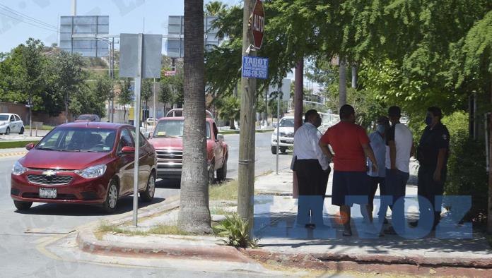 No frena y choca auto