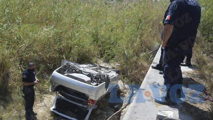 Vuelca auto en el pielago