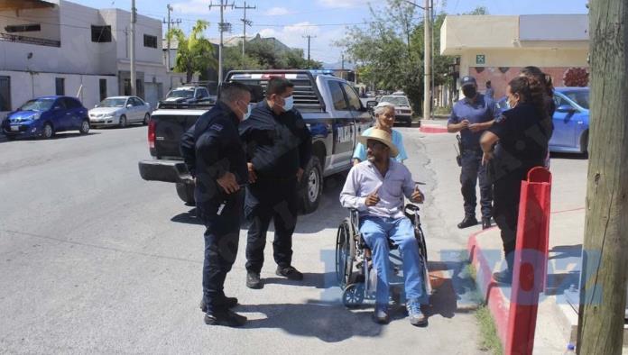 Le ‘pega’ con camioneta a minusválido