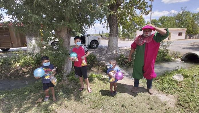 Regalan alegría a niños en ejidos