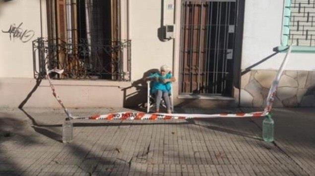 Abuelita cerca la banqueta para salir a tomar el sol en cuarentena y se viraliza