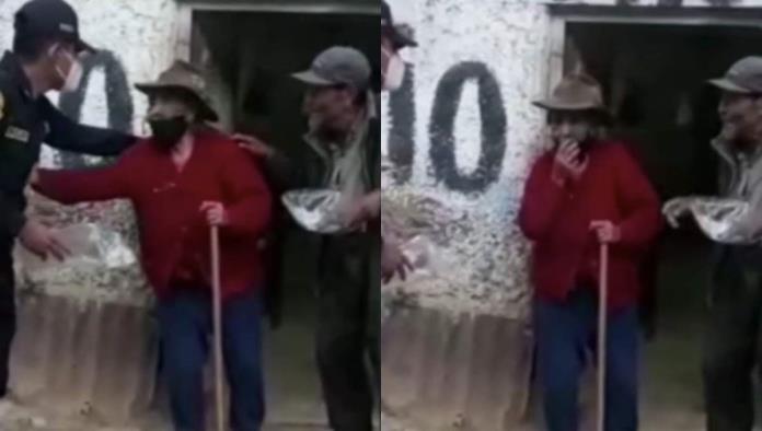 Con lágrimas de felicidad, abuelitos agradecen a policías especial regalo (VIDEO)