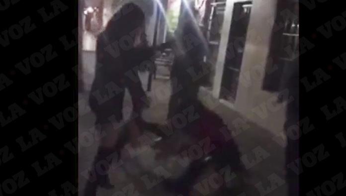 Recibe brutal golpiza por tres jovencitas al exterior de un bar