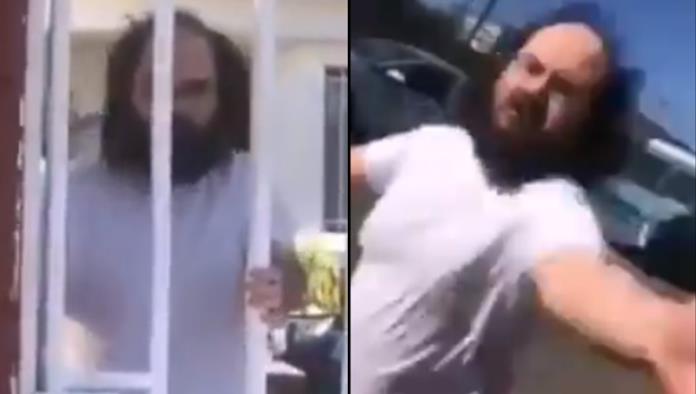 “¡No sabes con quién te metiste!” Hombre ataca a mujer por estacionarse afuera de su casa (VIDEO)