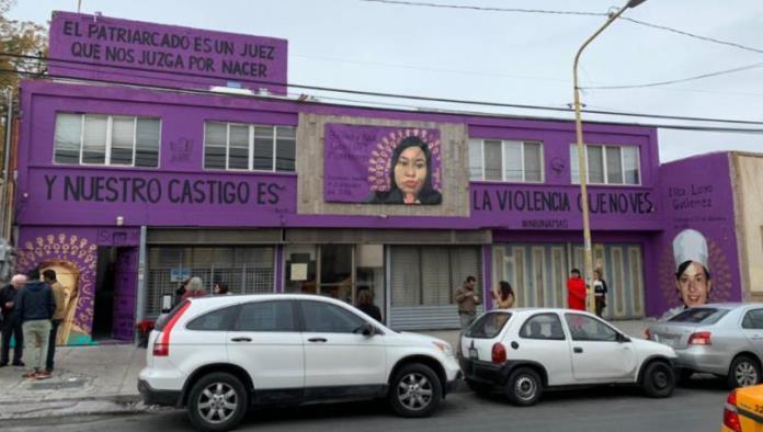 Alcalde multa a mujer por permitir mural contra feminicidios en su casa