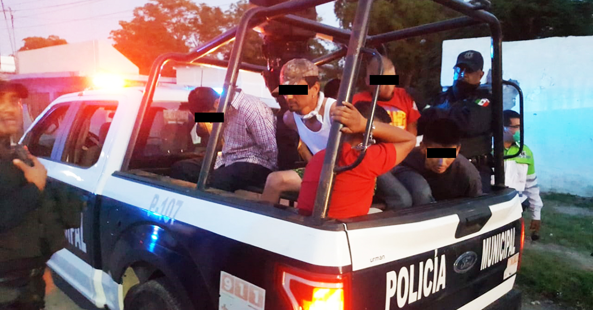 Agreden a policías con machetes