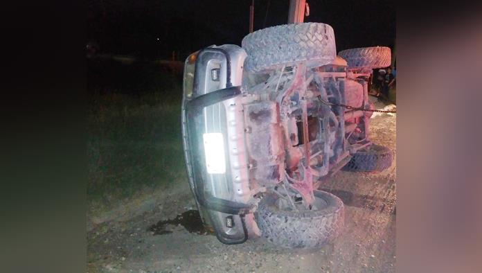 Vuelca camioneta por conducir ebria