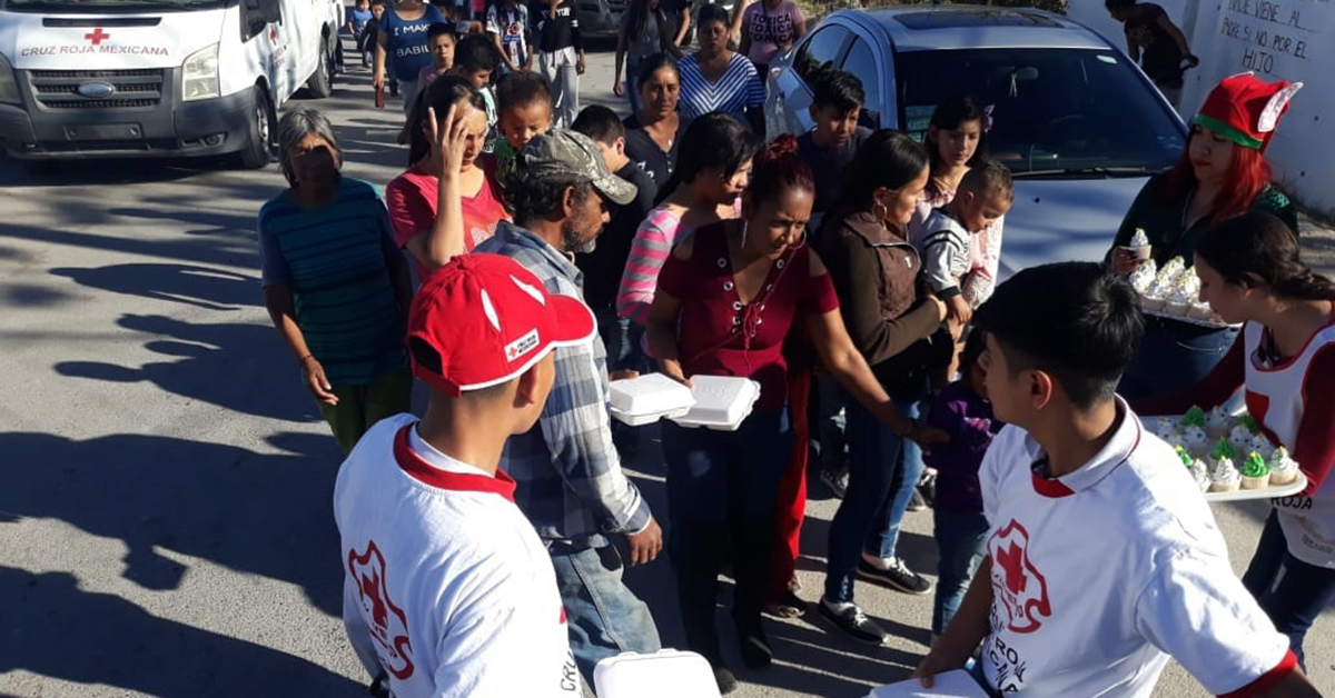 Rescatistas llevan el espíritu navideño