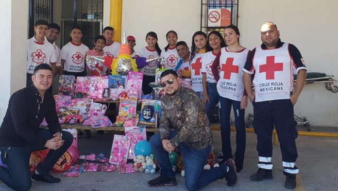 Rescatistas llevan el espíritu navideño