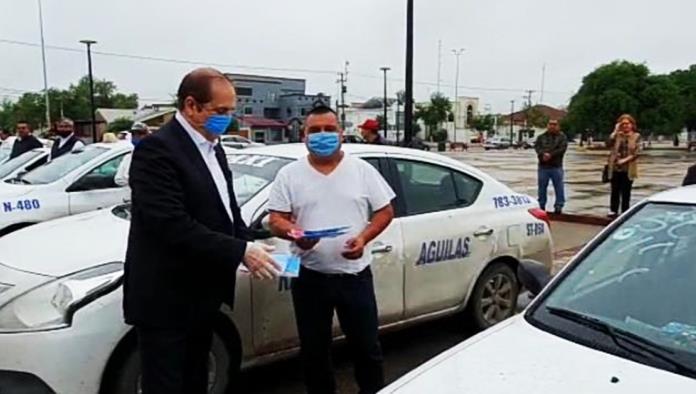 Entregan cubre bocas a taxistas