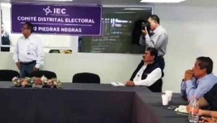 Acuden a plática que impartió el IEC