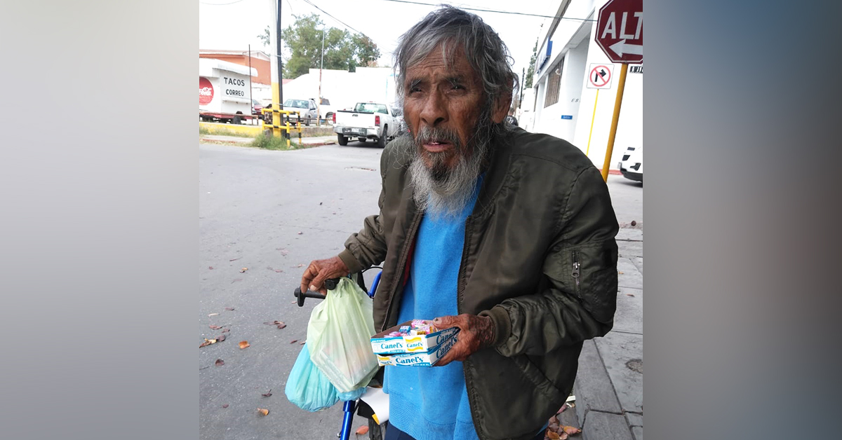 Con venta de chicles, paga la renta