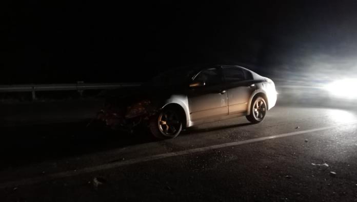 Chocan aparatosamente, abandonan el auto