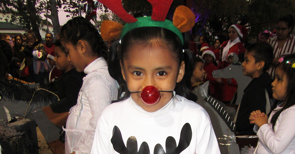 Escuela primaria Modelo clausura el año con festival navideño