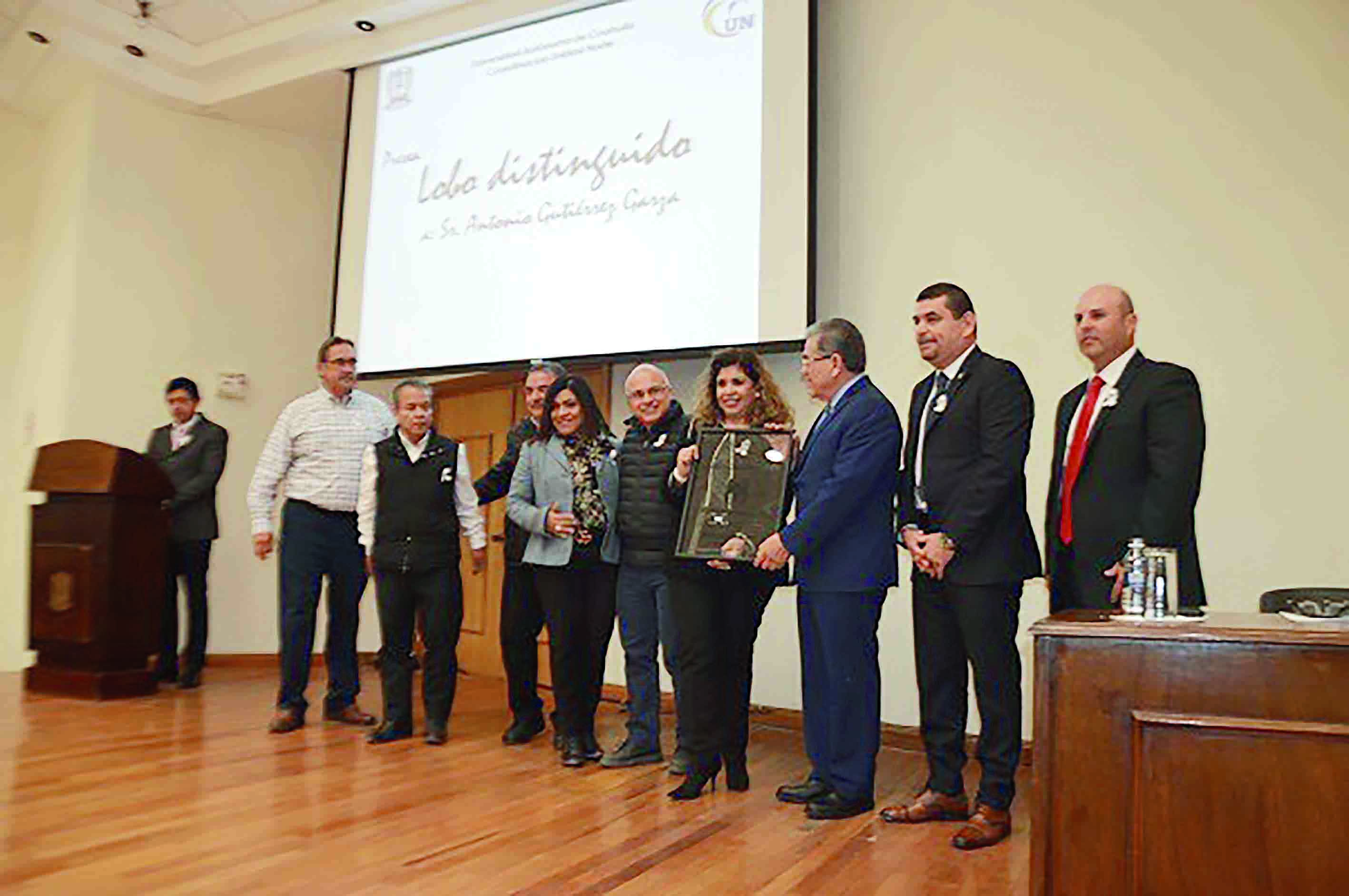 Entrega UAC presea a  Don Antonio Gutiérrez