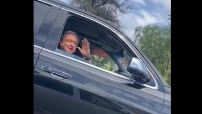 VIDEO: Sorprende AMLO a automovilista y éste le invita pizza