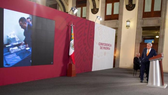 “Estas son maletas, no portafolios”: AMLO muestra video de panistas recibiendo dinero